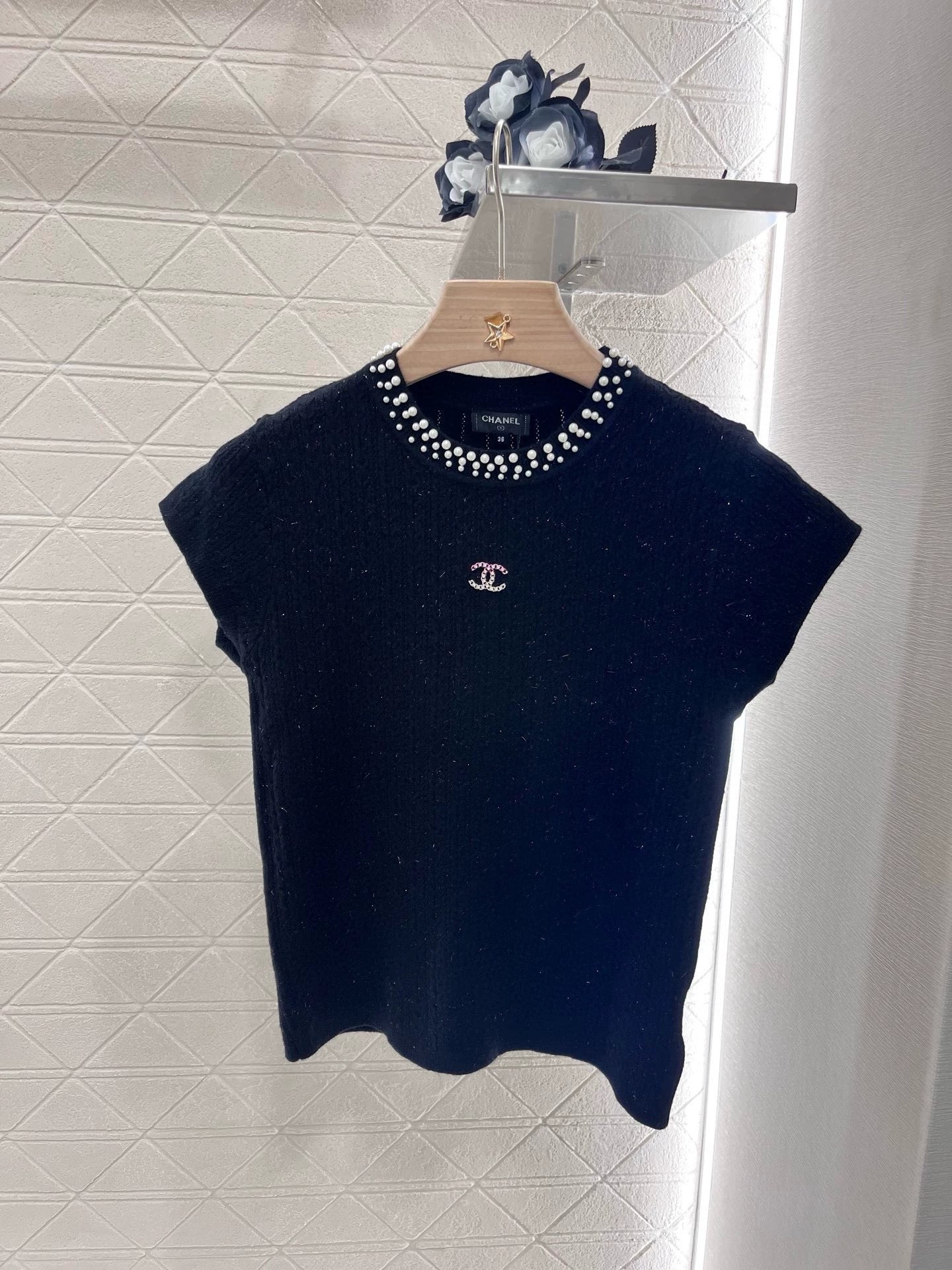C 25 Spring/Summer New Short Sleeve Knit Top with Pearl Neckline