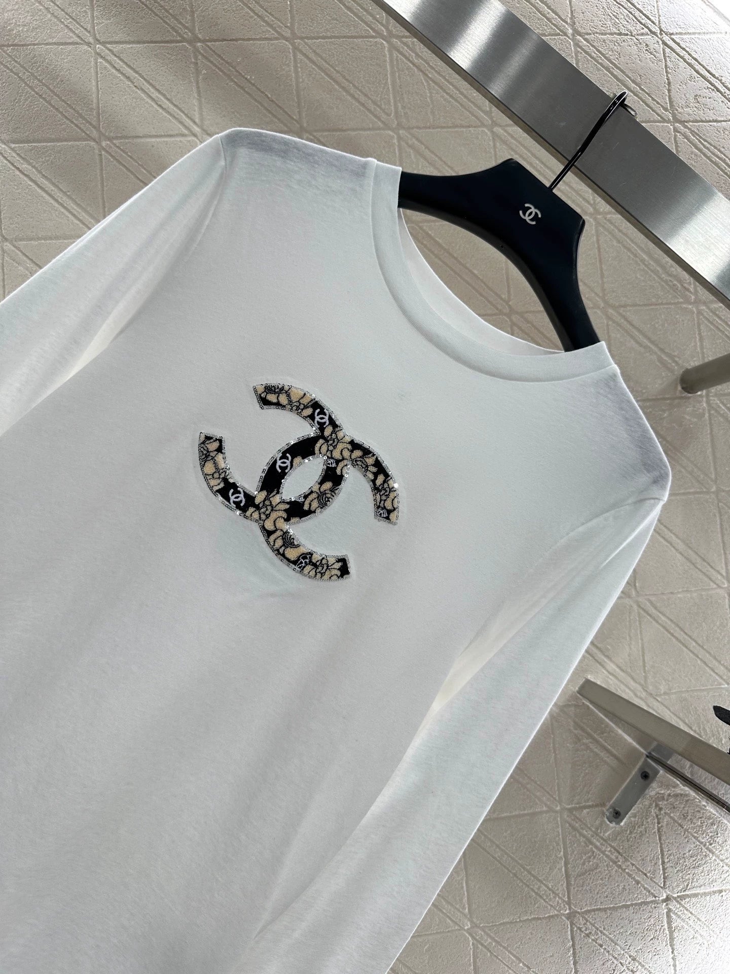 C 25 Crew neck, embroidered long sleeves