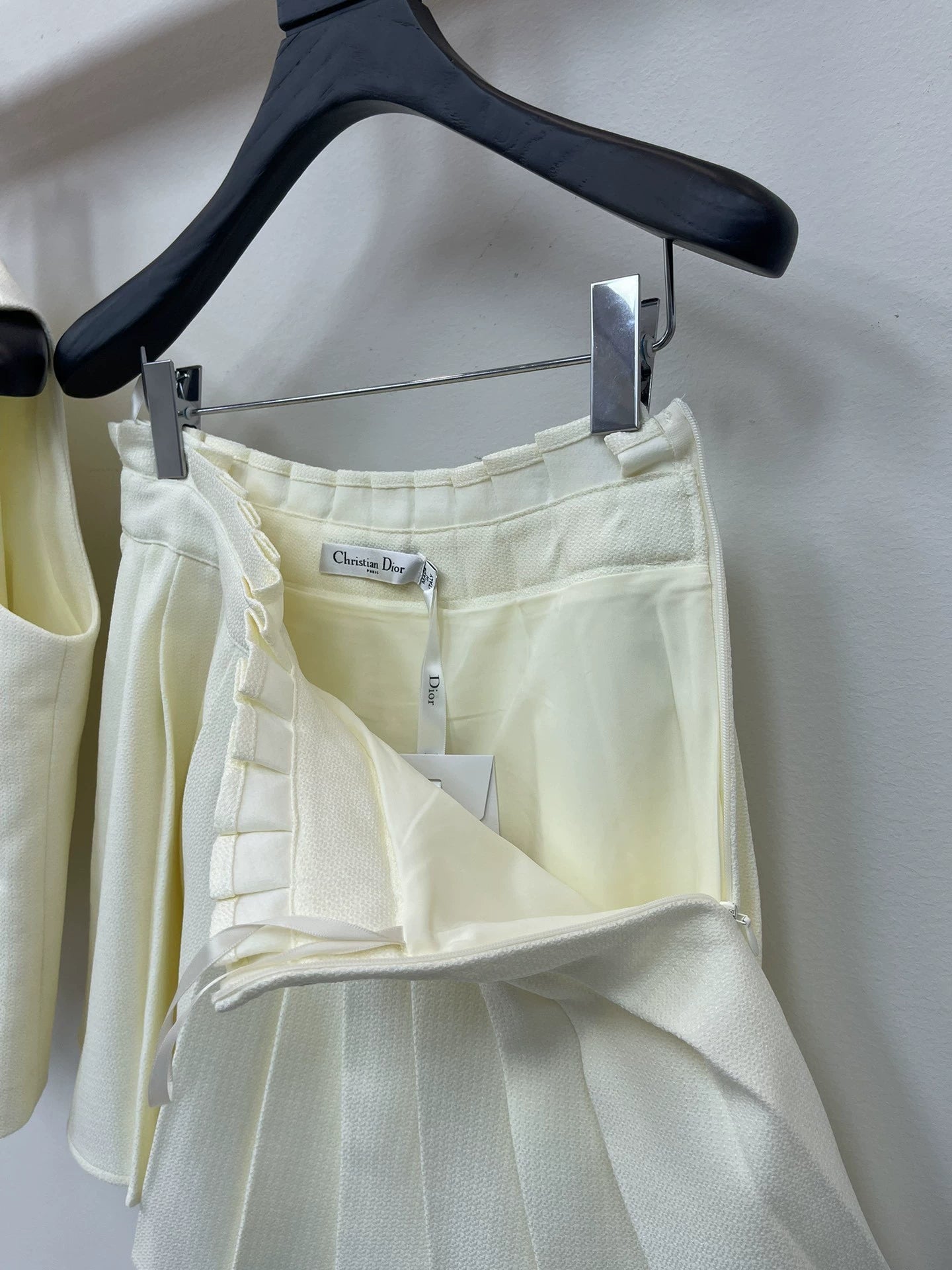 D 25 Bee embroidered vest + pleated skirt set