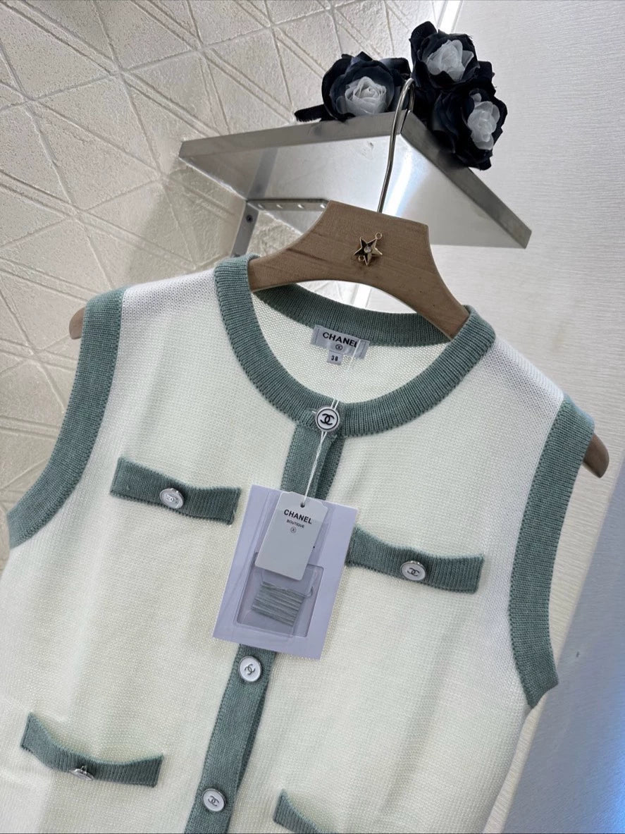 2025 New Color-blocked Round Neck Button Knitted Vest