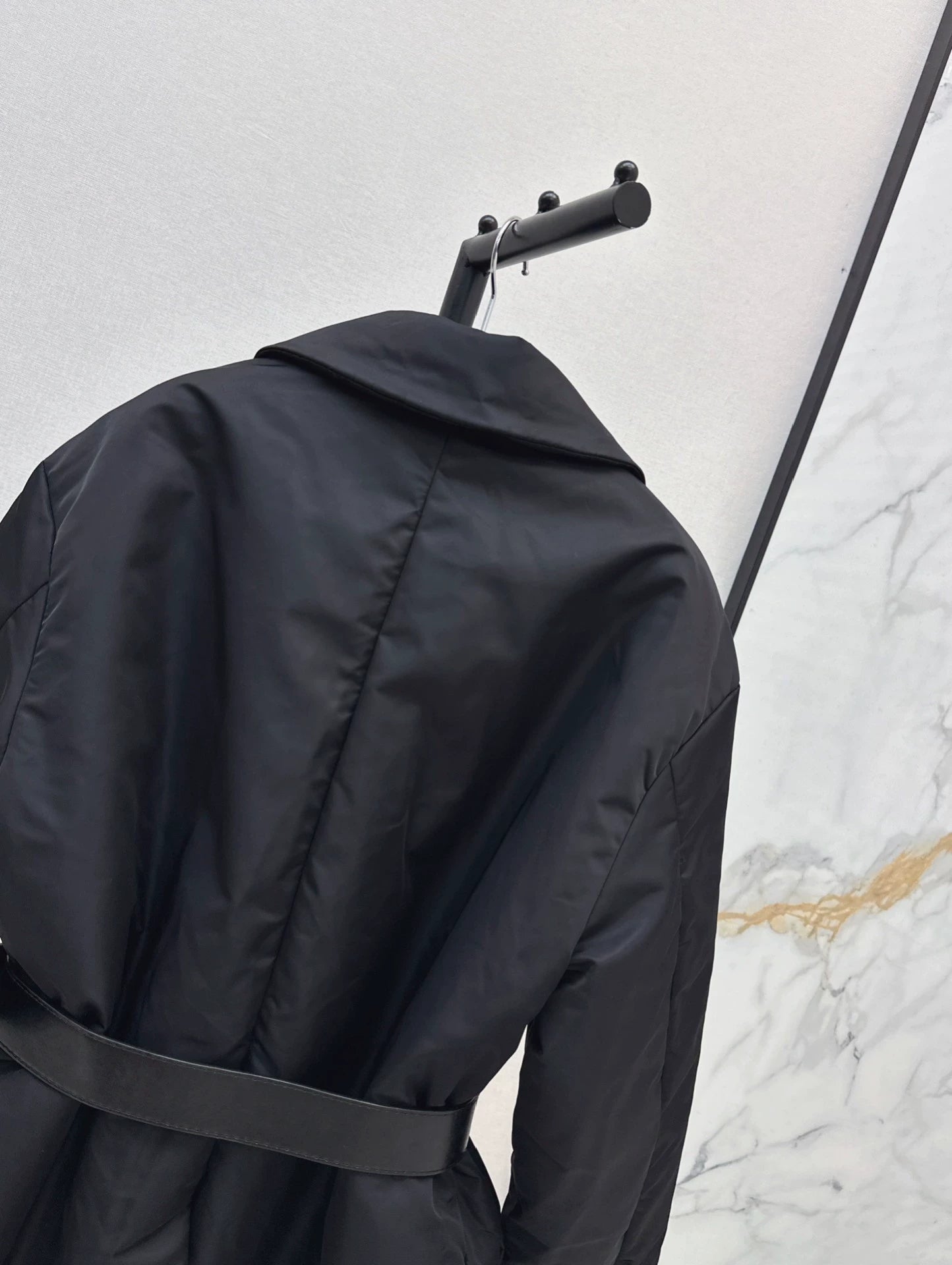 P 25fw belt decoration short suit down jacket
