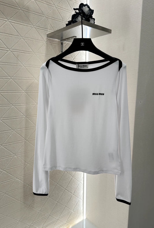 M 25 A versatile round-neck base layer.