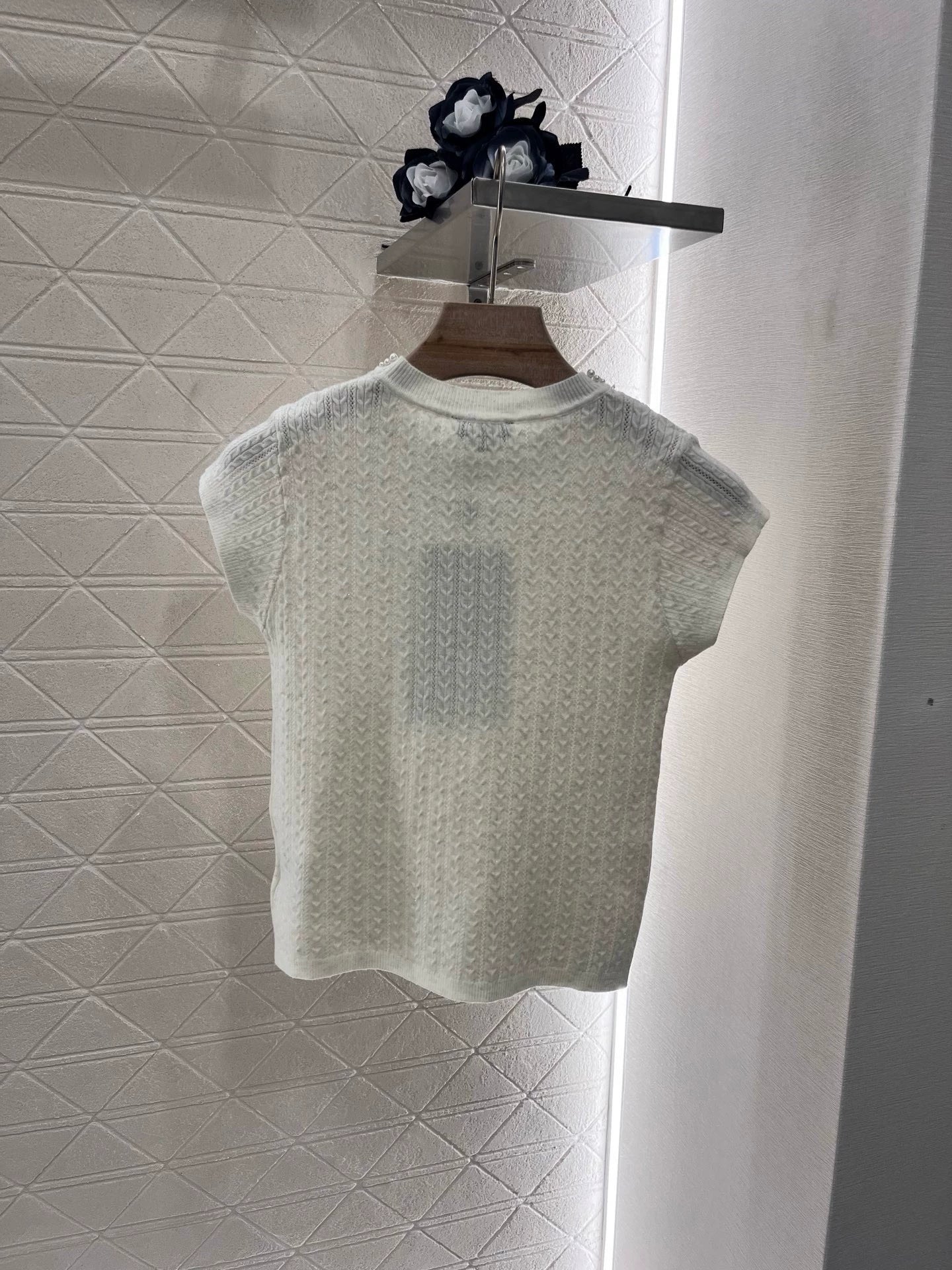C 25 Spring/Summer New Short Sleeve Knit Top with Pearl Neckline