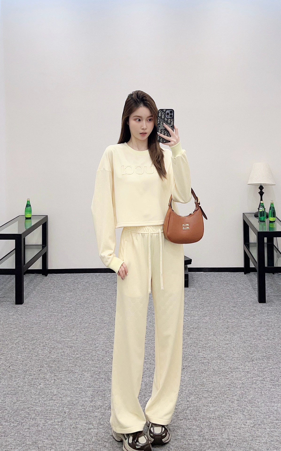 G 25 Round neck embroidered sweatshirt and trousers set