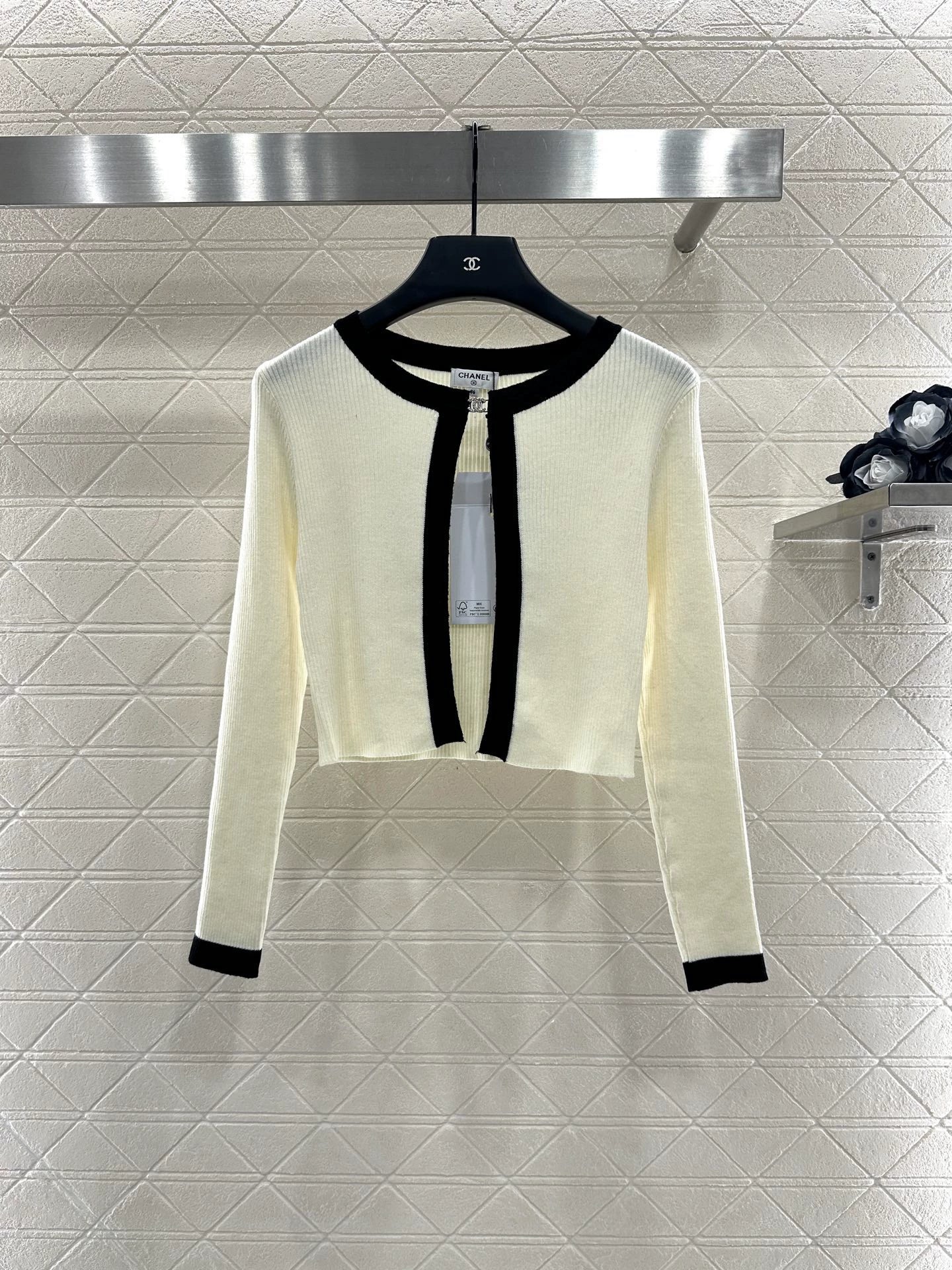 C 25 Two-piece knitted cardigan set with suspenders