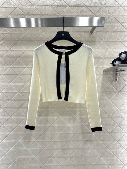 C 25 Two-piece knitted cardigan set with suspenders