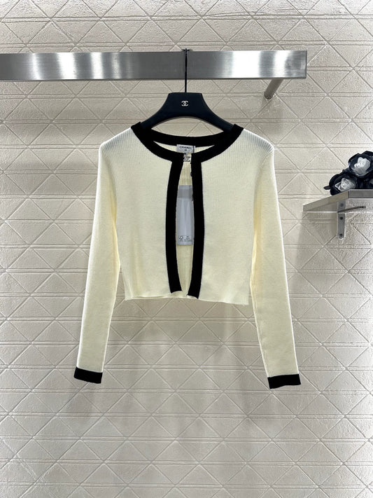 C 25 Two-piece knitted cardigan set with suspenders