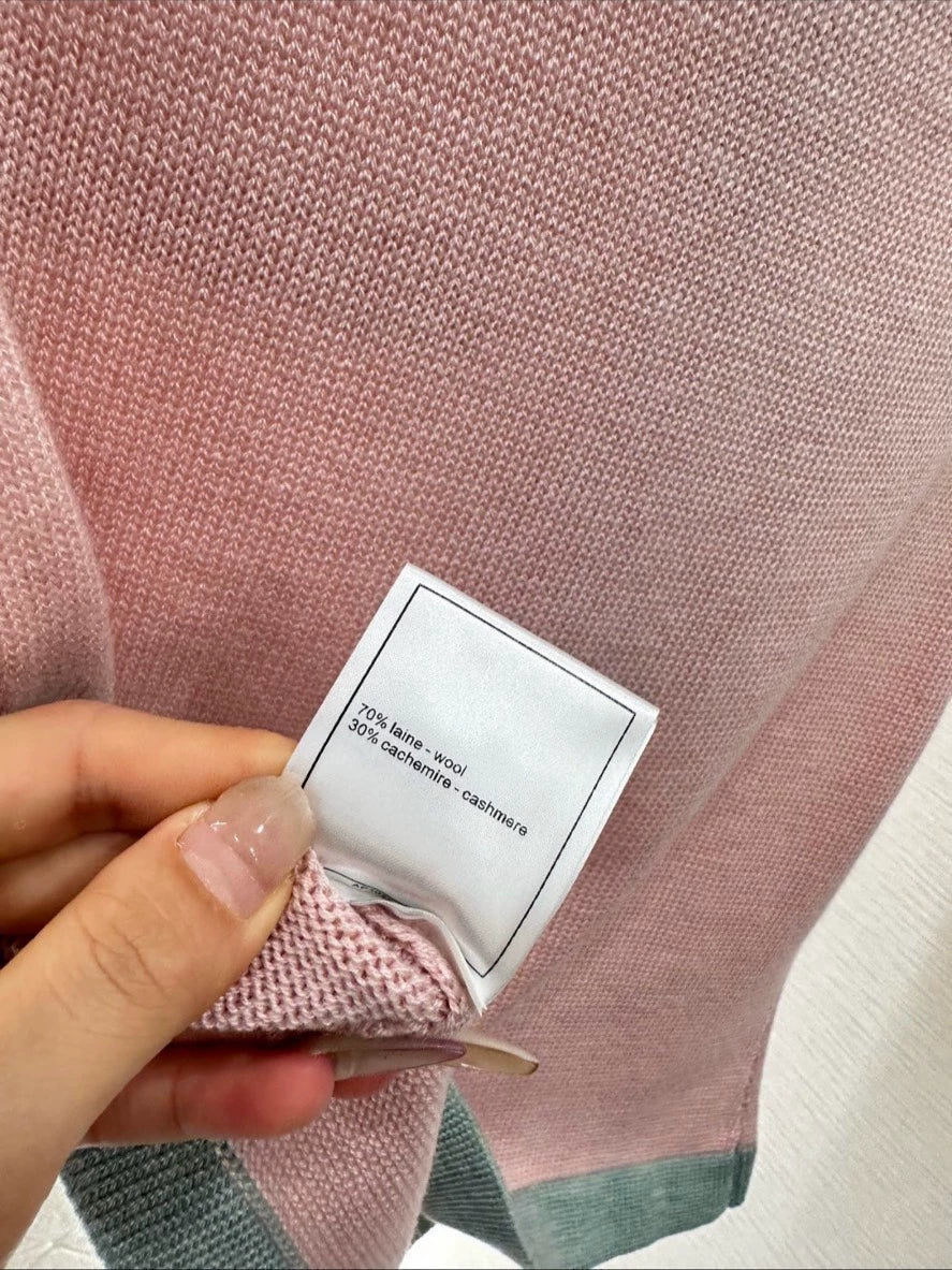 2025 New Color-blocked Round Neck Button Knitted Vest