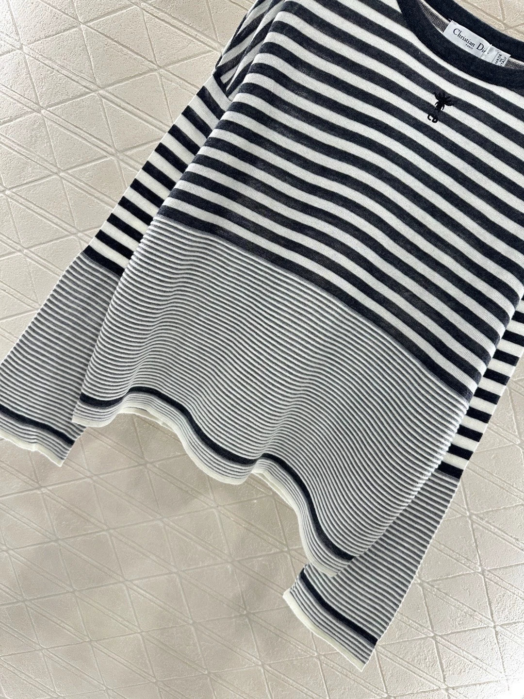 Di 25 loose striped knit sweater