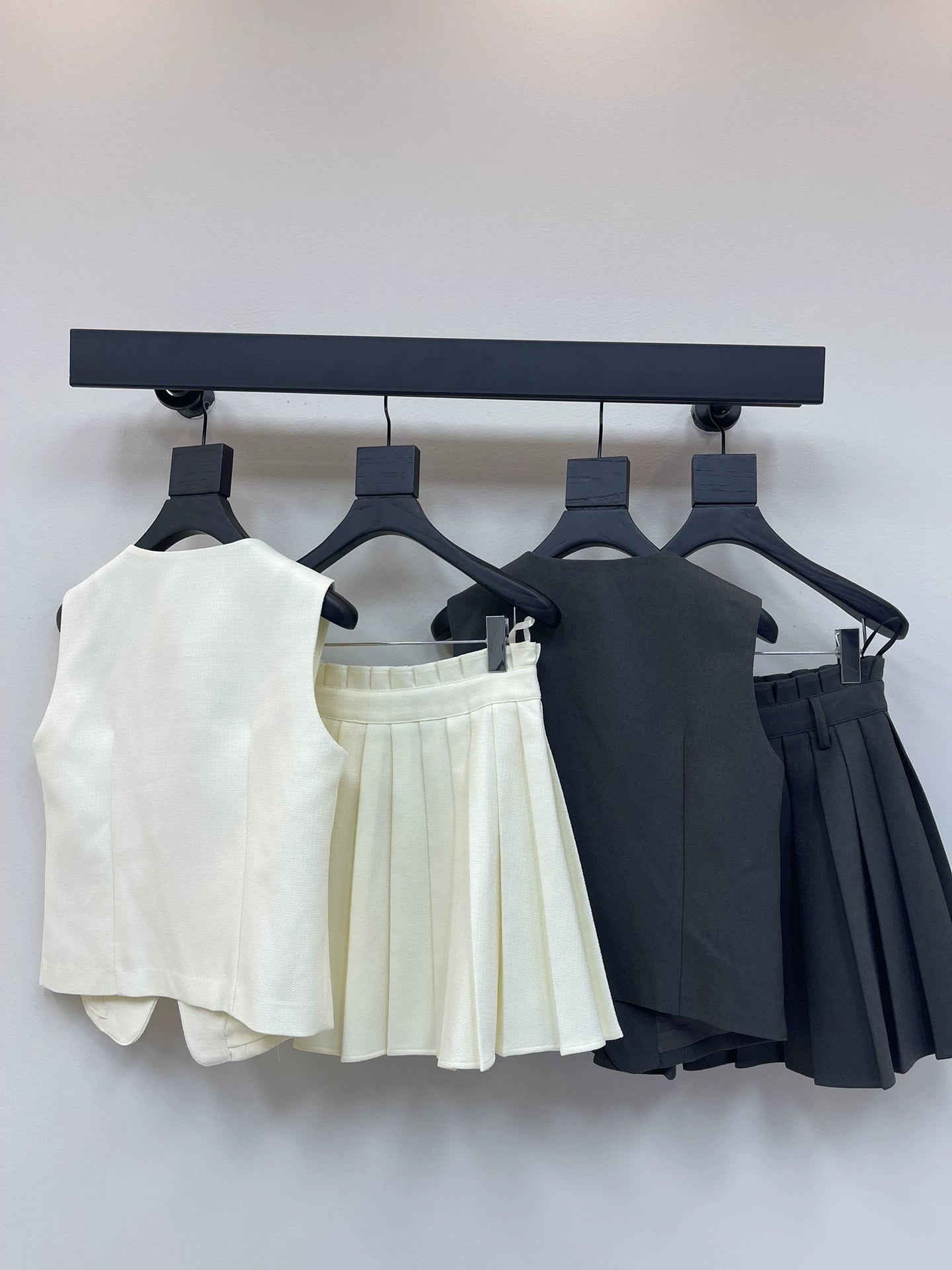D 25 Bee embroidered vest + pleated skirt set