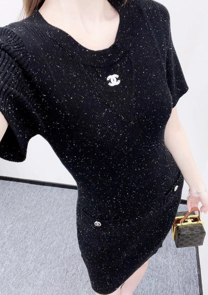 C 25 Simple black knitted short-sleeved dress.