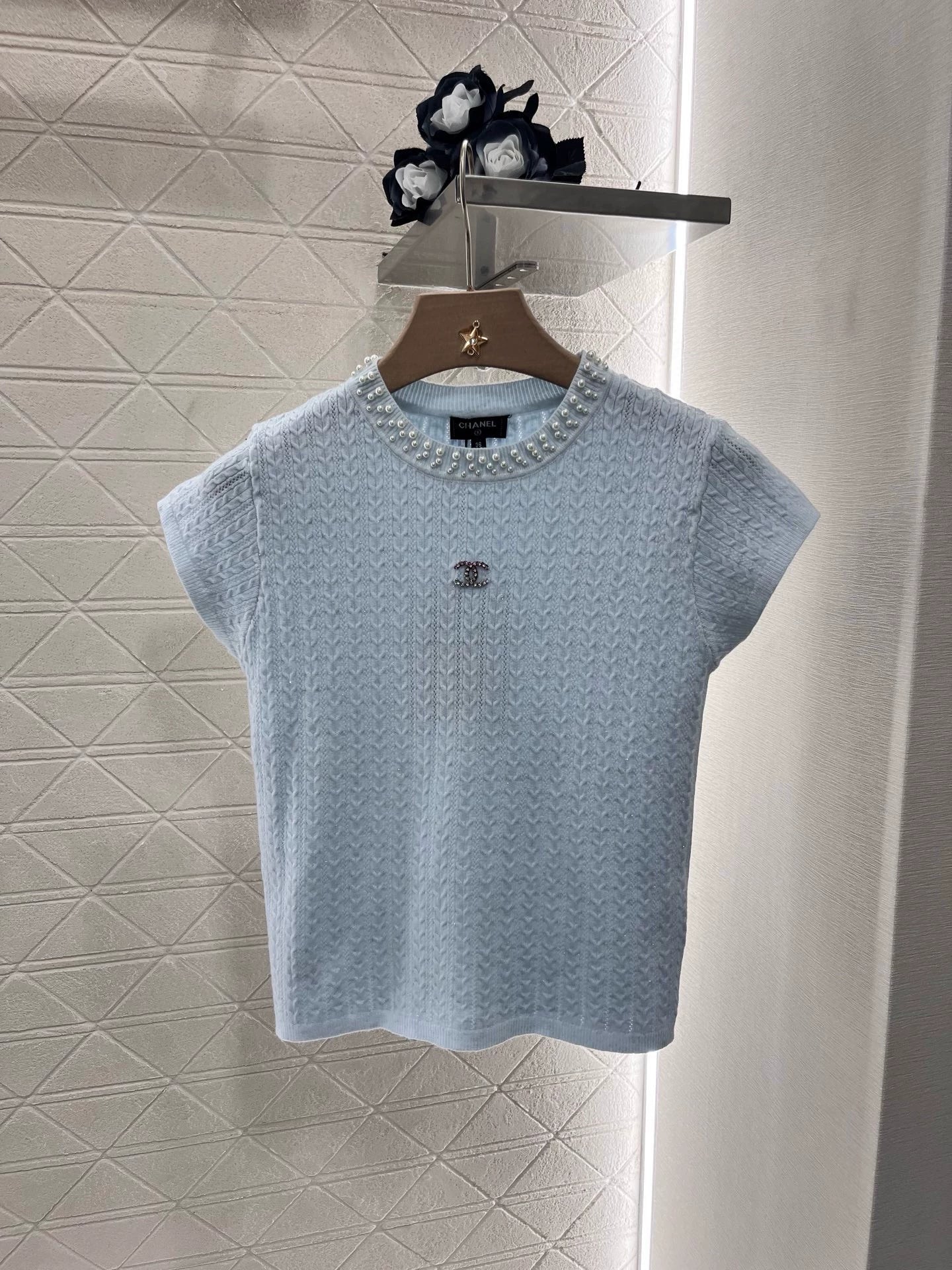 C 25 Spring/Summer New Short Sleeve Knit Top with Pearl Neckline