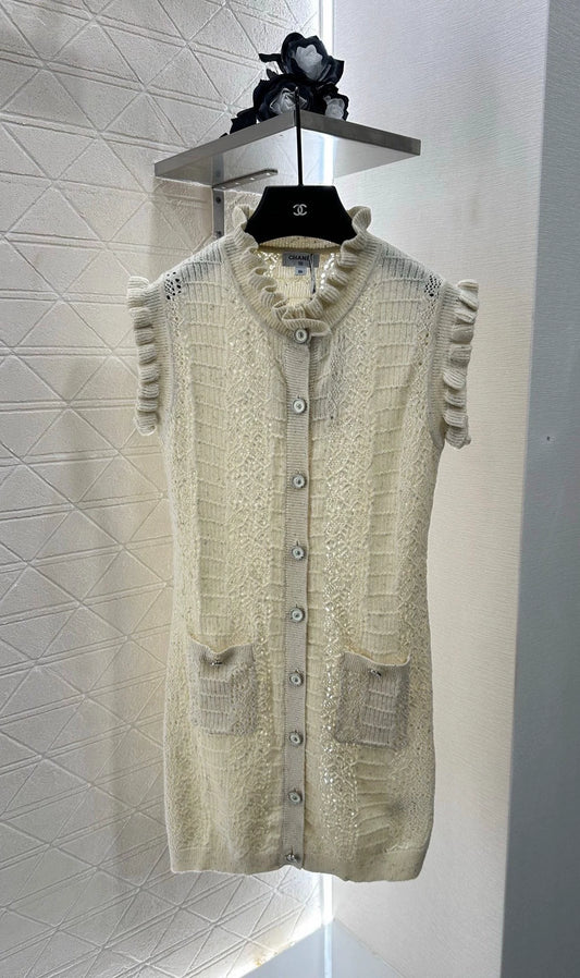 Knitted vest skirt with quilted sleeves