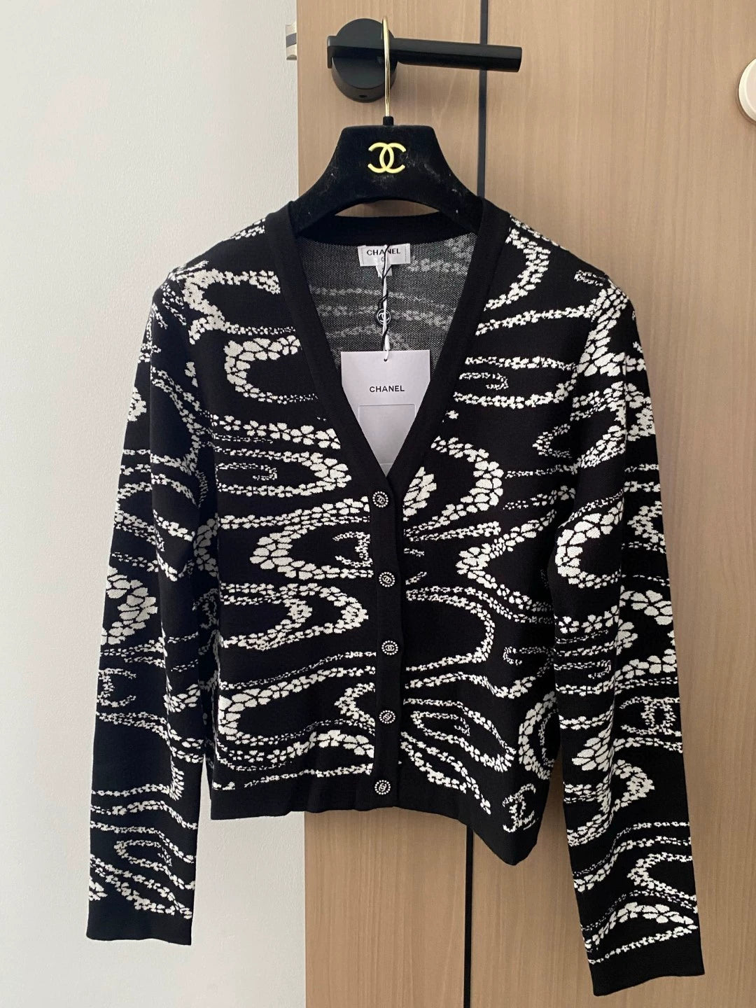 C 25 neue Strickjacke mit Blütenmuster und Rundhalsausschnitt 