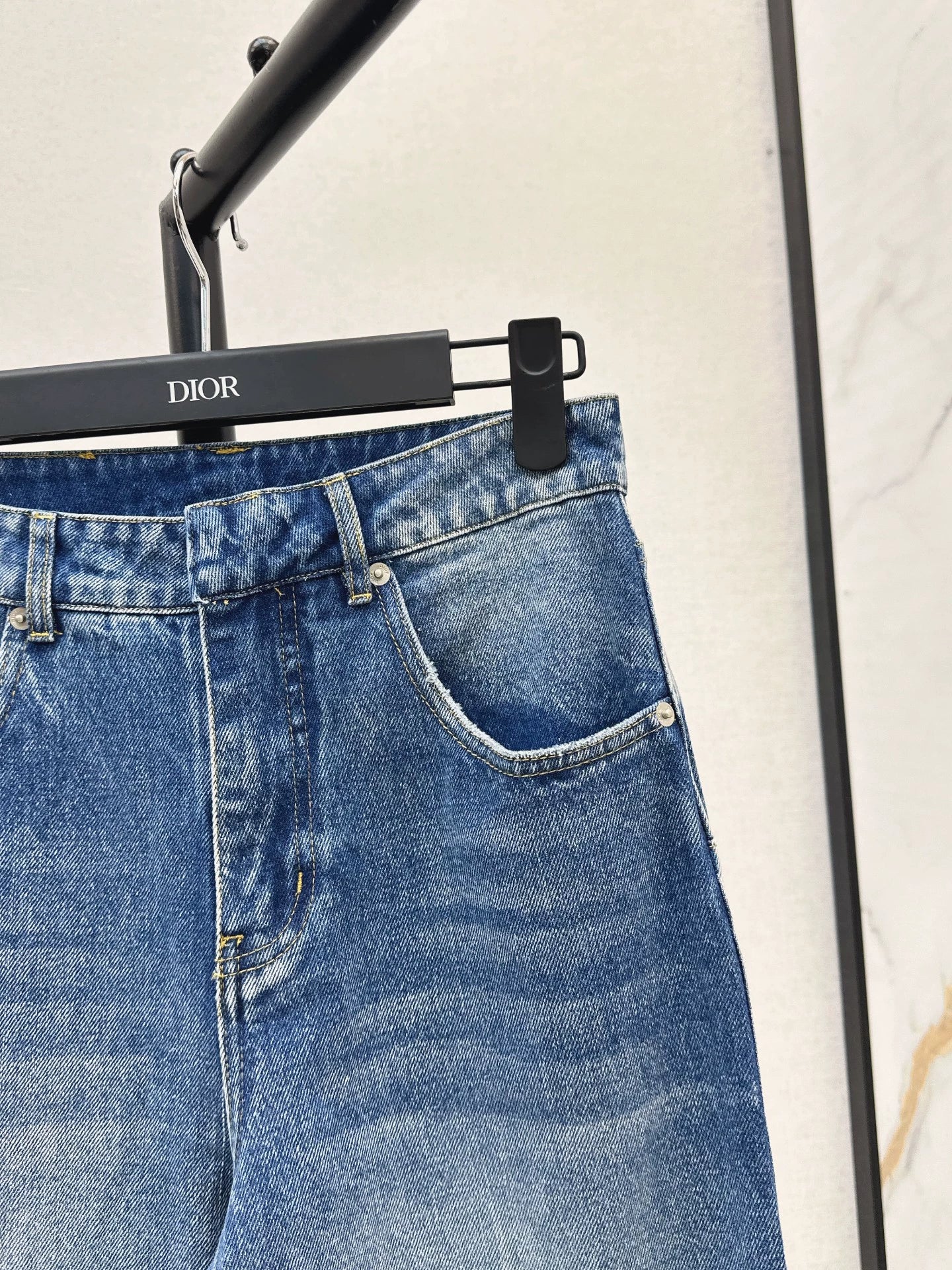 D 25 Damaged loose jeans