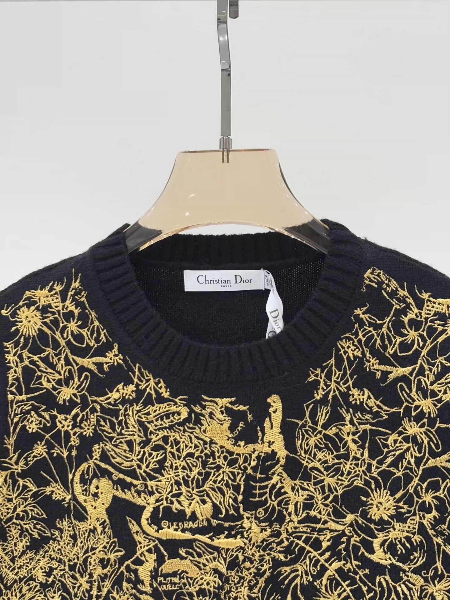 D 25 Gilded embroidered round neck long-sleeved knitted top