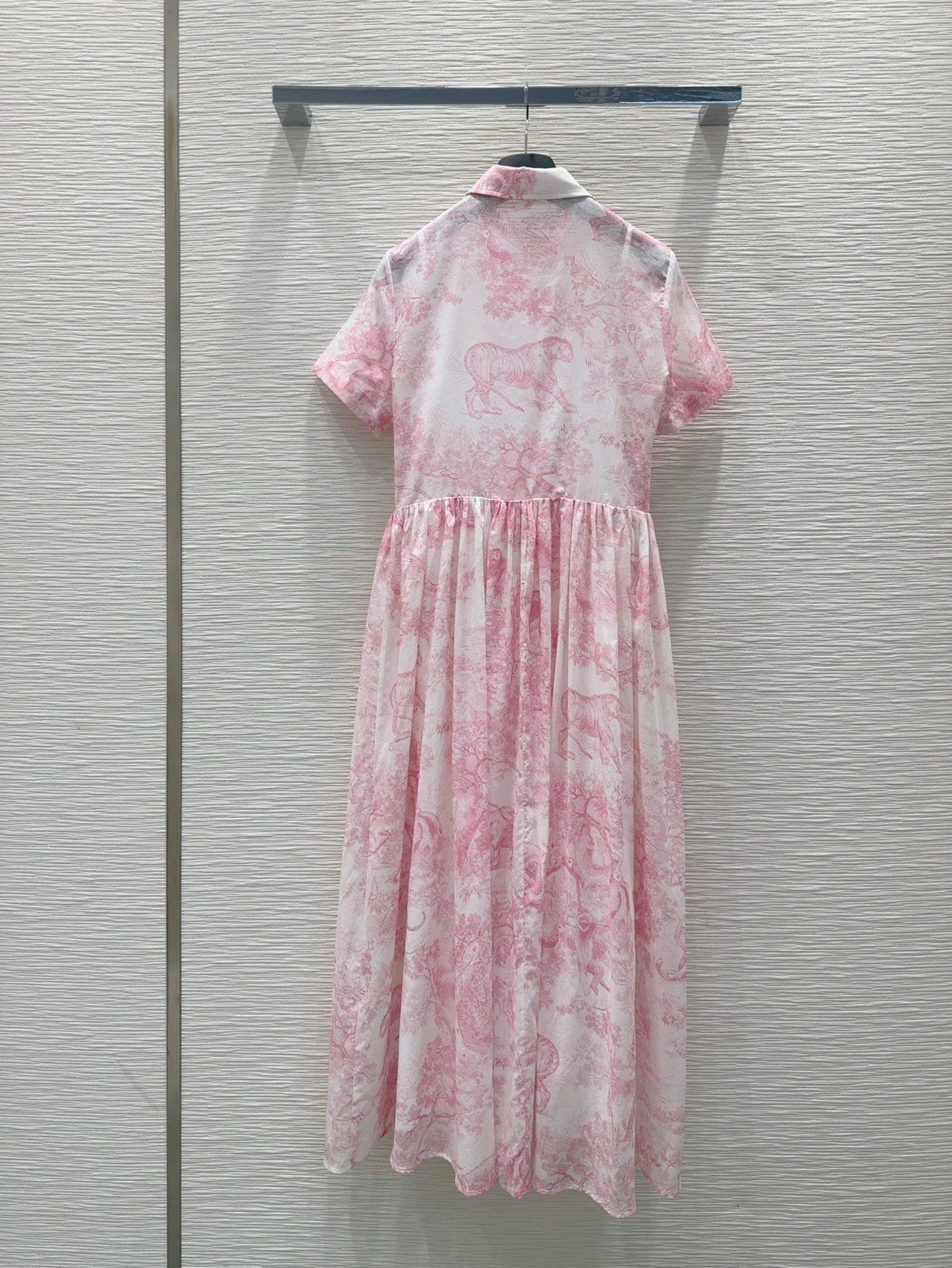 D 25 Neues einreihiges Kleid mit Revers und kurzen Ärmeln im Animal-Dschungel-Print (mit Innenbluse) 