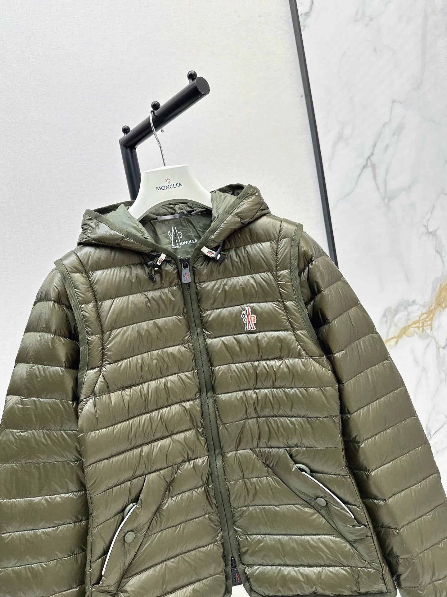 Mon 25fw New lightweight down jacket with detachable sleeves.