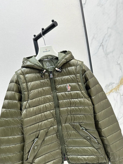 Mon 25fw New lightweight down jacket with detachable sleeves.