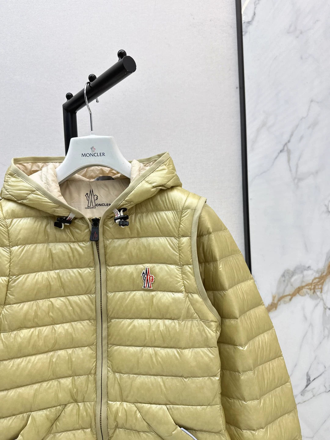 Mon 25fw New lightweight down jacket with detachable sleeves.