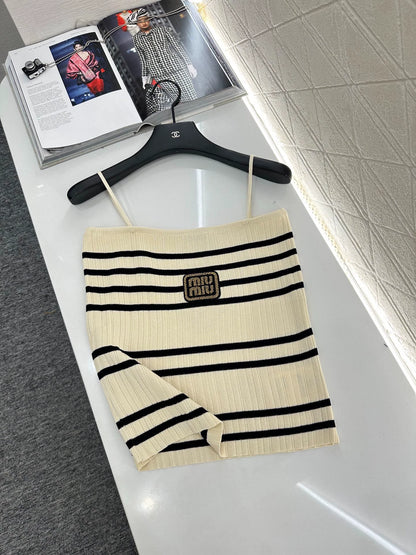 Mi 25 Three-piece suspender knitted cardigan and trousers set