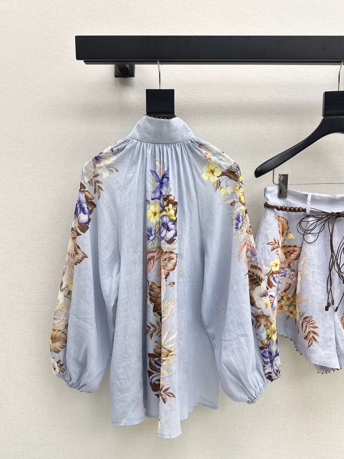 Z 25 – Neueste Resort-Kollektion – Set aus bedrucktem, verziertem Hemd und Shorts 