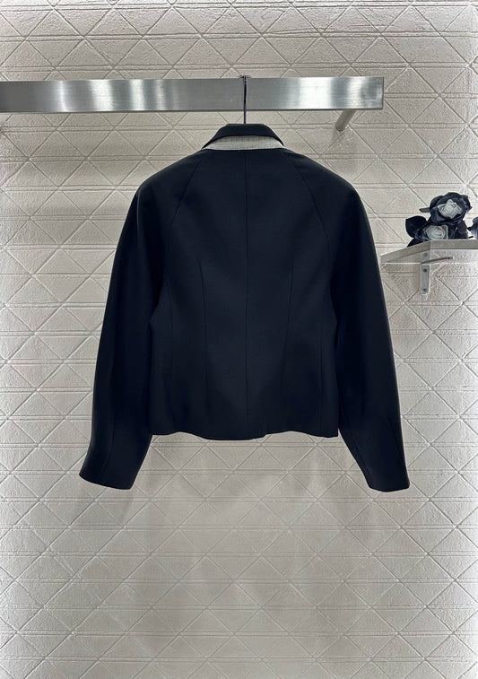 D 25 Wide-sleeved, waisted, short suit.