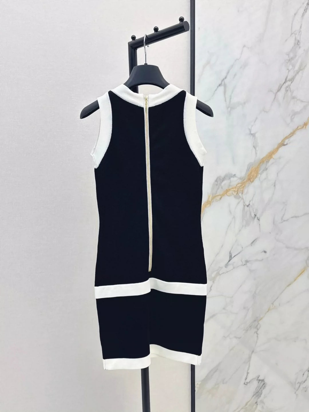 Ba 25 New color clashing buttons waisted knit dress