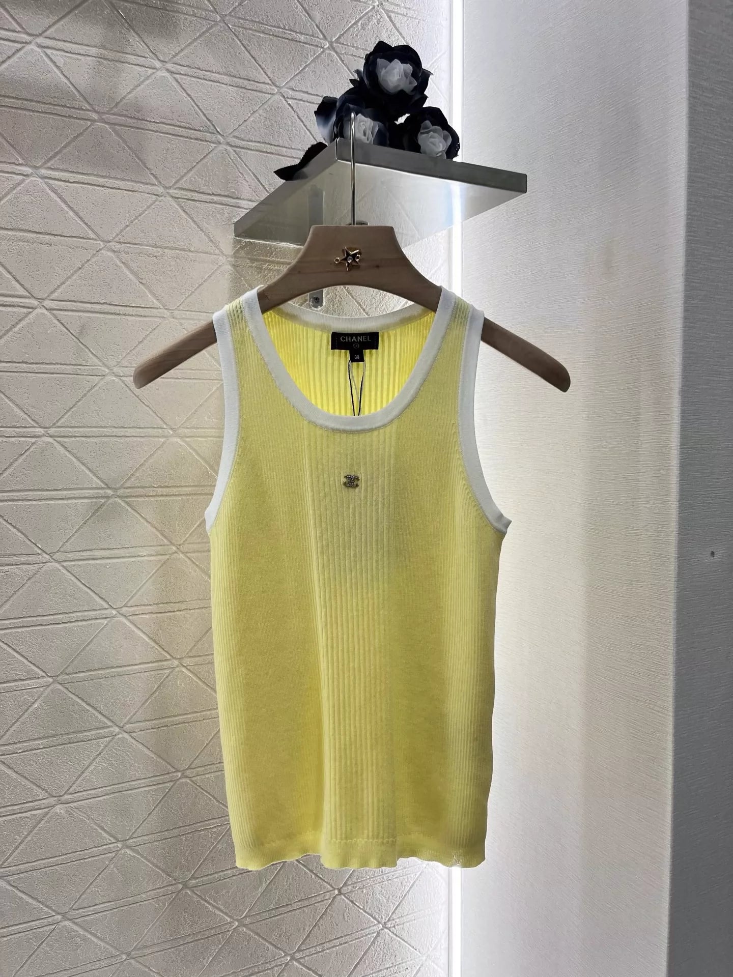 C 25 Vibrant Pink Slim Fit Knit Vest(Pink gray yellow)