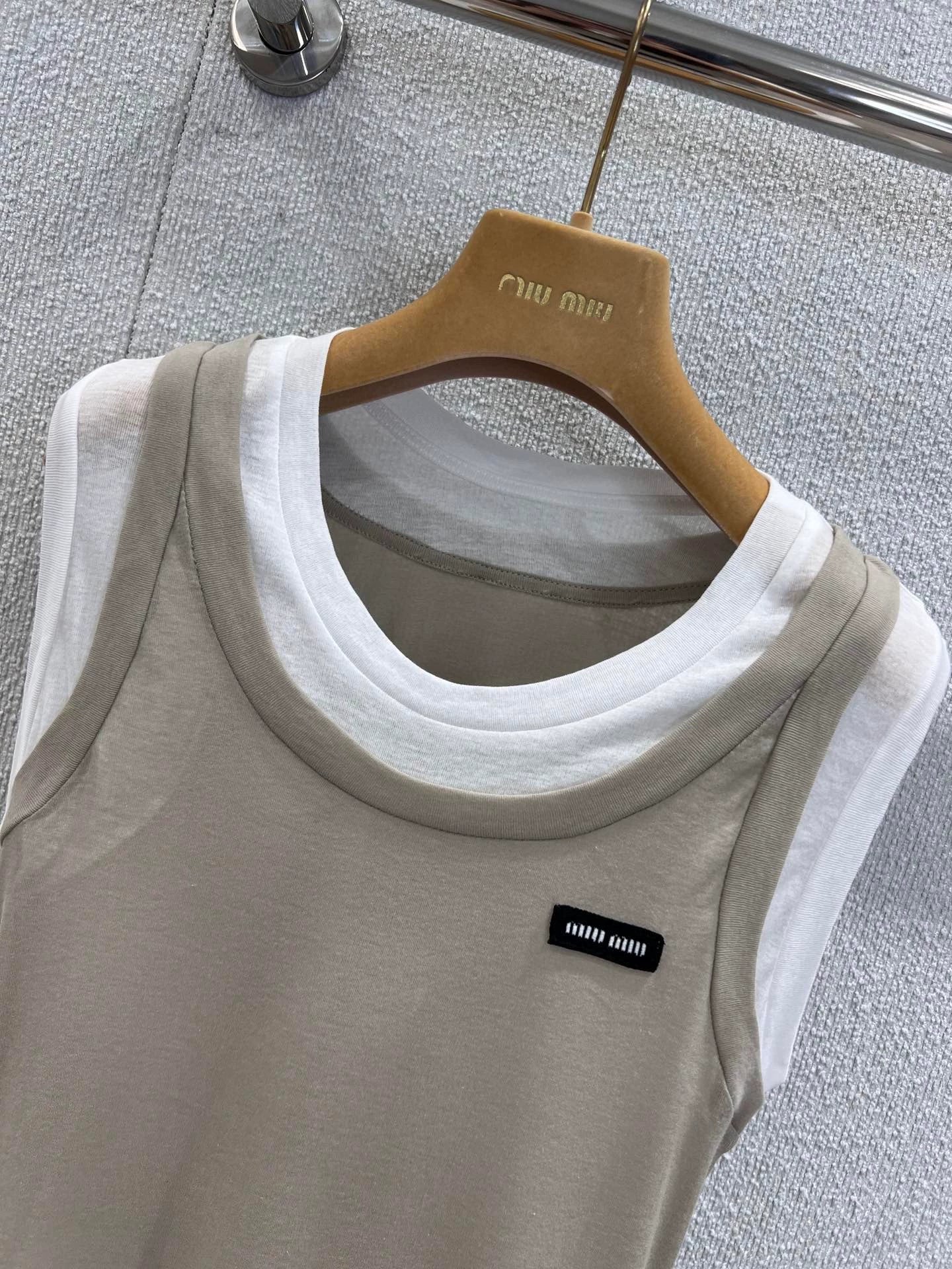 M 25SS new summer style fake two-piece contrasting color decorative label sleeveless vest