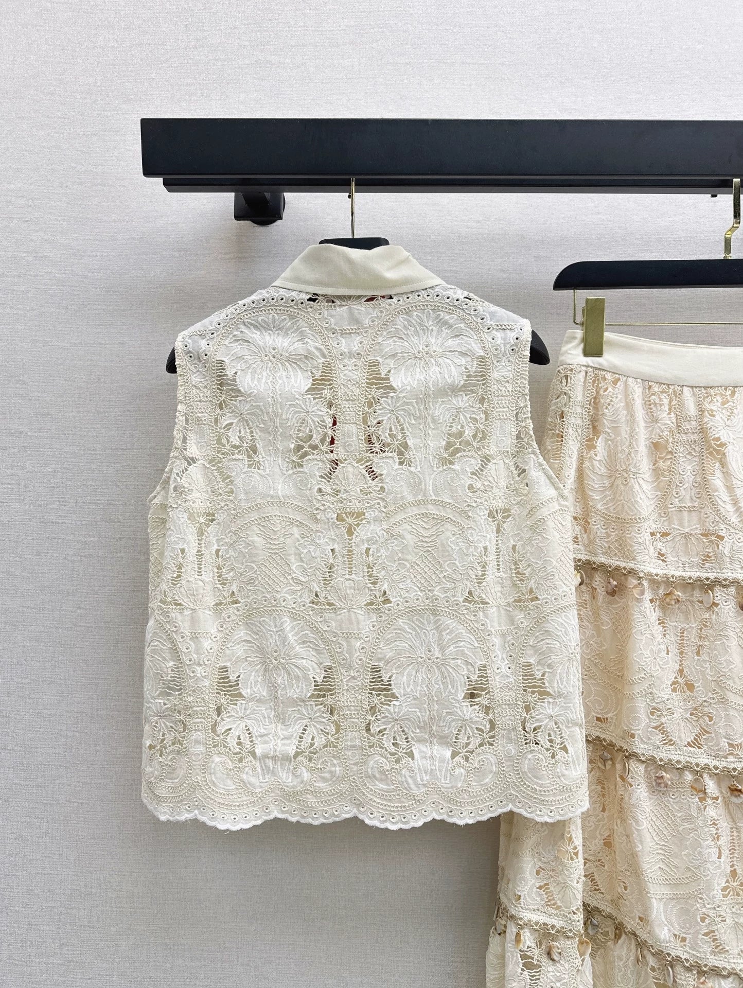V 25 new water-soluble flower sleeveless top + lace decoration cake half-skirt vacation style set