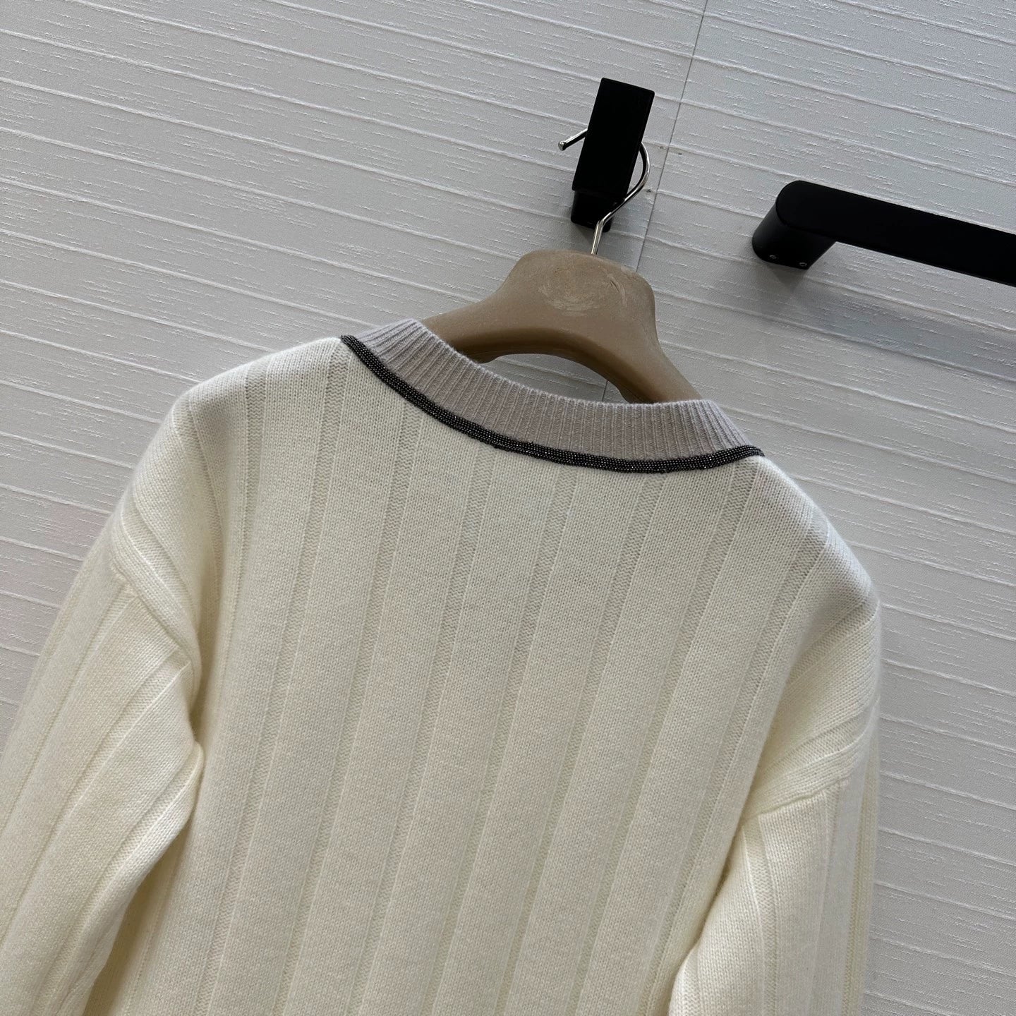 Bru 25's new Fall/Winter color-blocked V-neck cashmere sweater