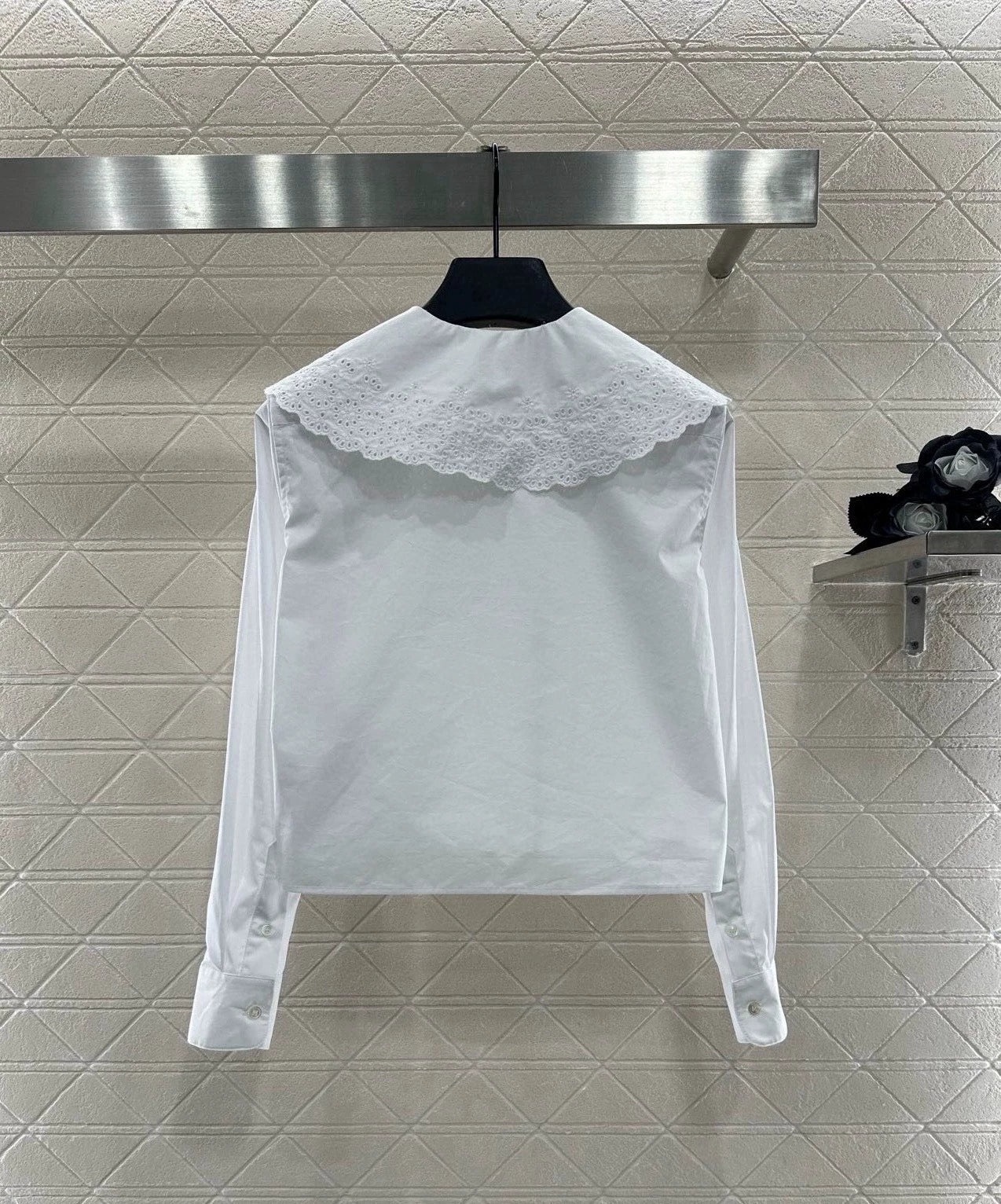 CE 25 Embroidered, hollowed-out shawl collar shirt.