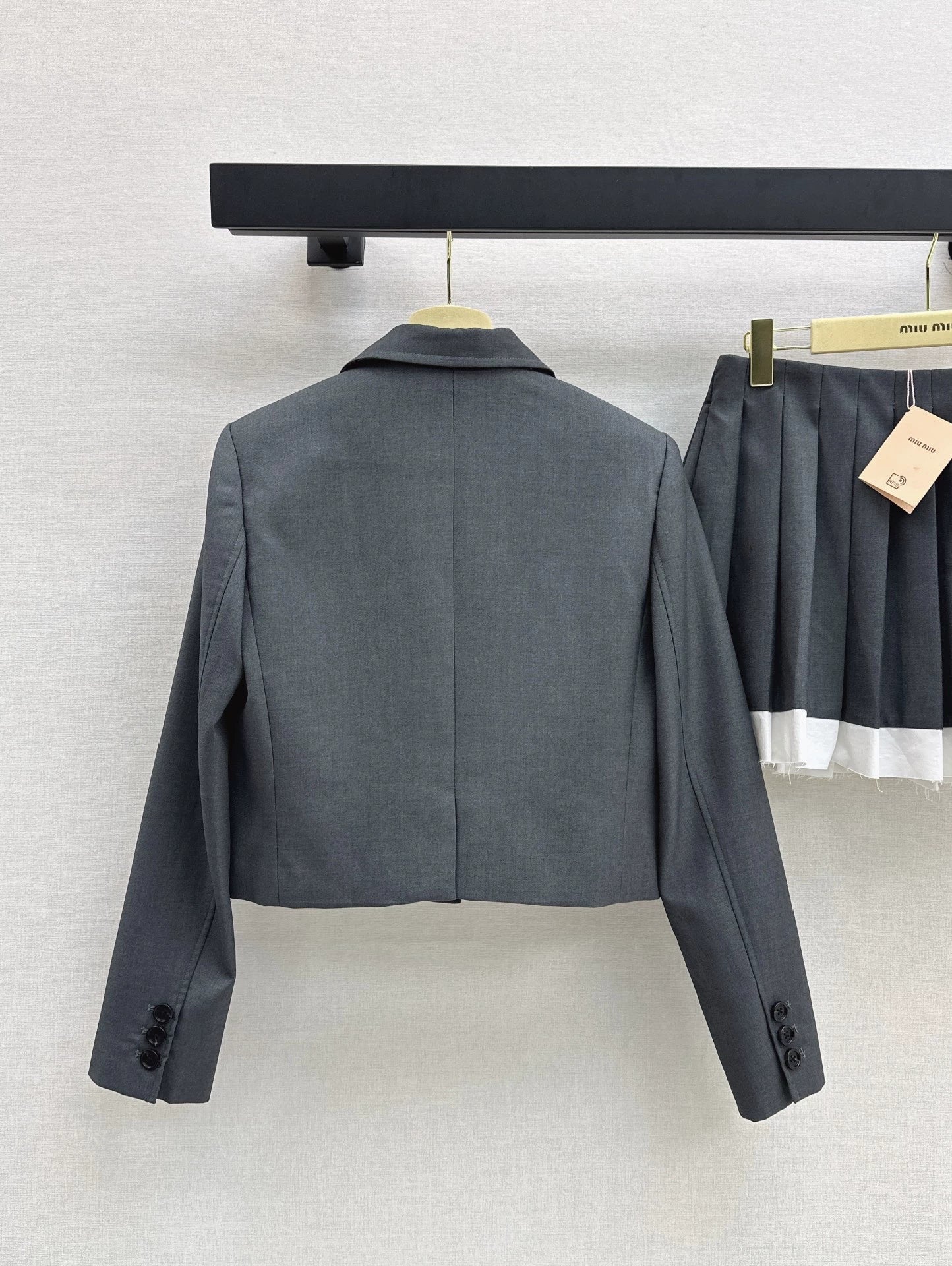 M 25 new age-reducing outfits Short suit jacket + contrasting color stitching pleated skirt