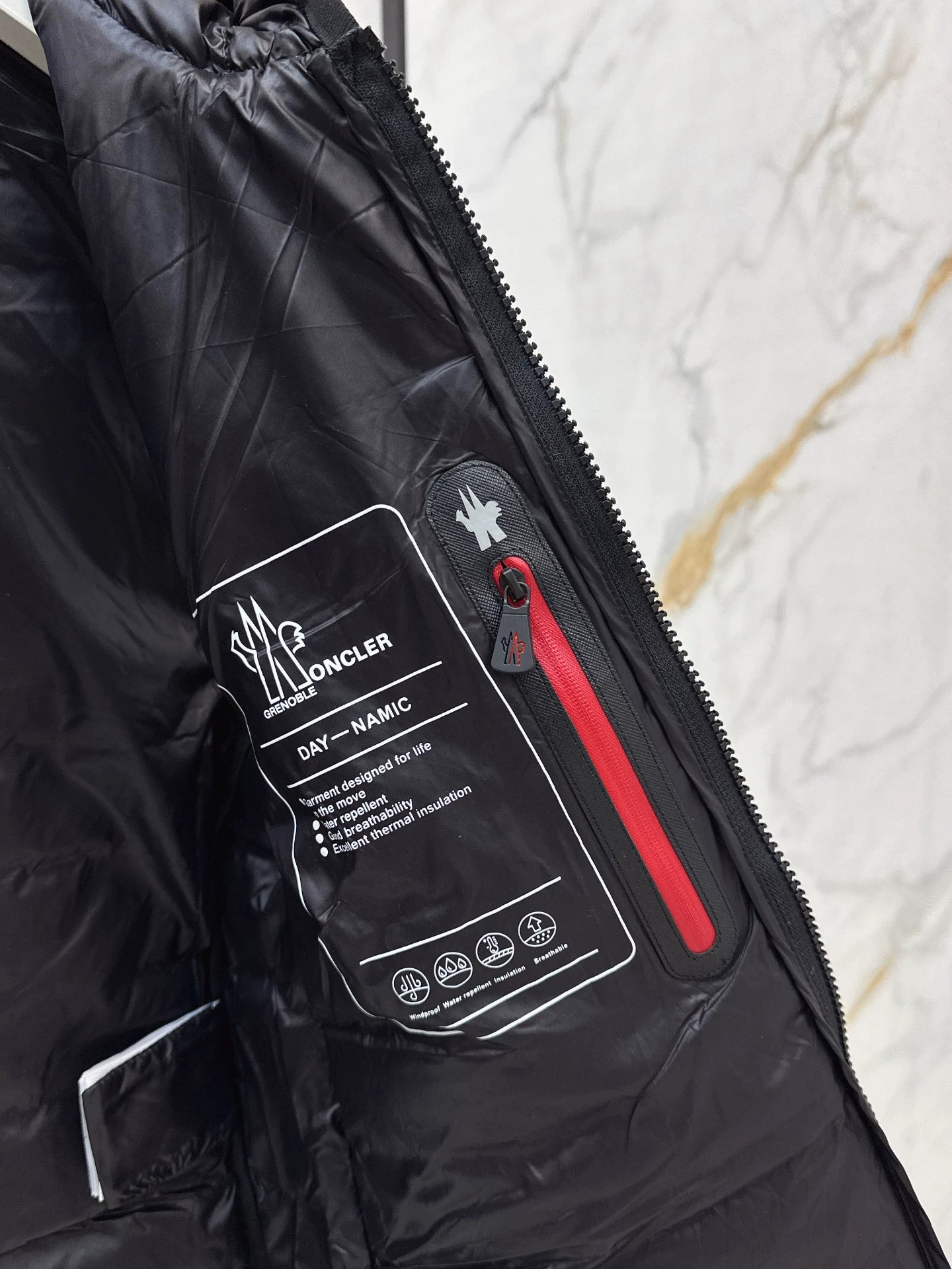 Mon 25fw New lightweight down jacket with detachable sleeves.