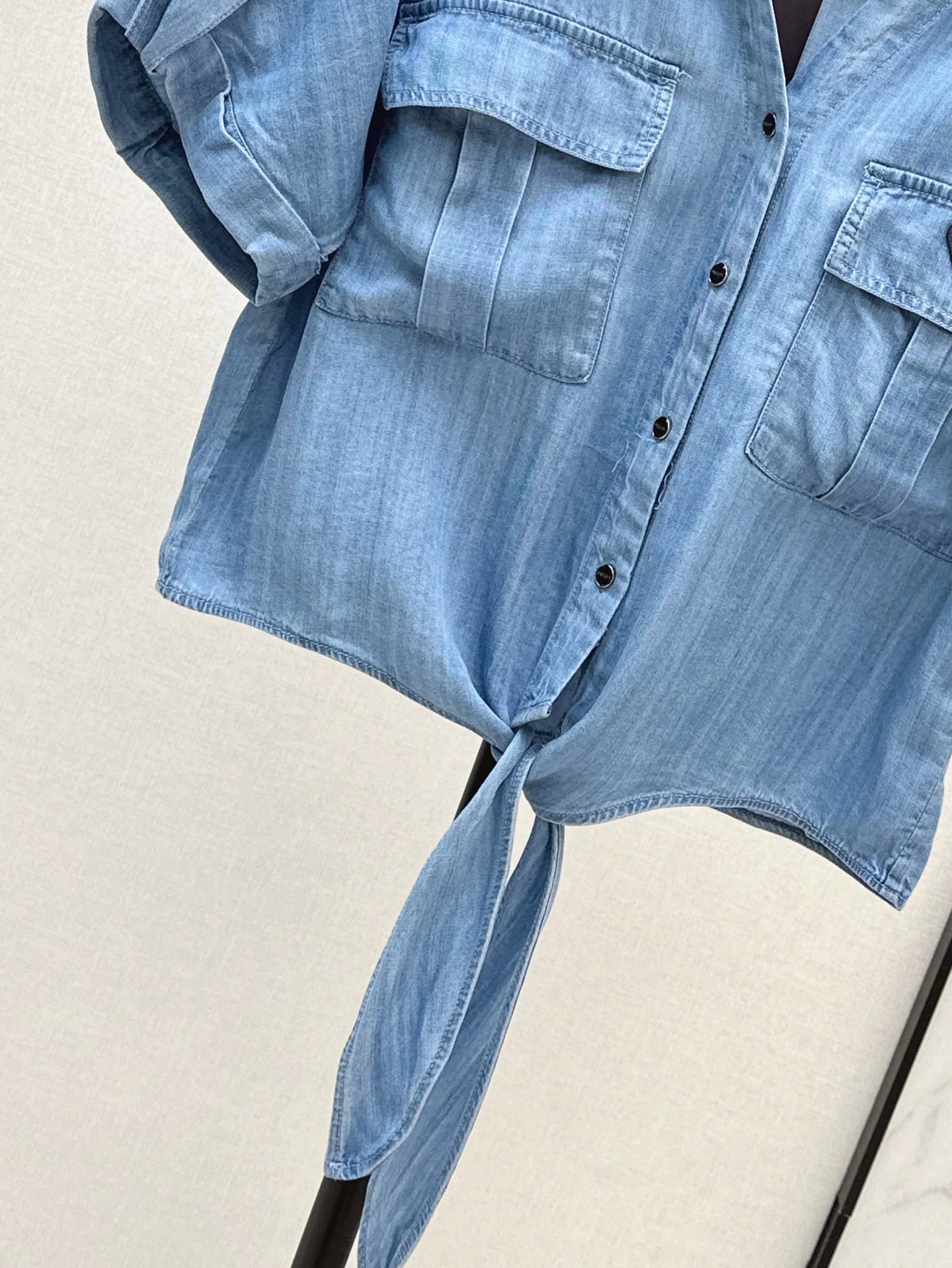Chemise en jean à lacets et nœud P Printemps/Été 25 