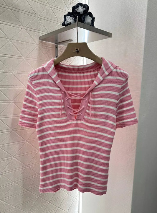 D Spring/Summer 25 Shawl-neck, striped knit short-sleeve top.