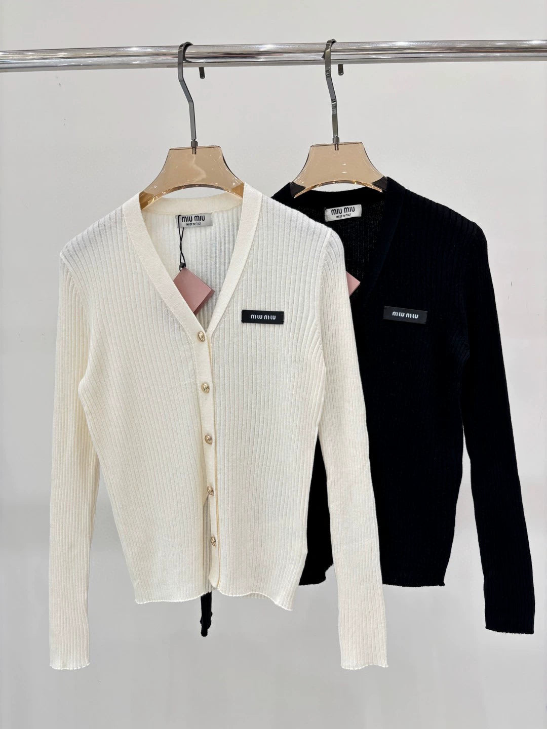 M 25 Frühling und Sommer neue V-Ausschnitt Buchstaben Logo Patch Metallknopf schlanke Strickjacke 