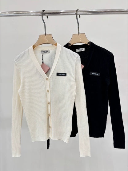 M 25 Frühling und Sommer neue V-Ausschnitt Buchstaben Logo Patch Metallknopf schlanke Strickjacke 