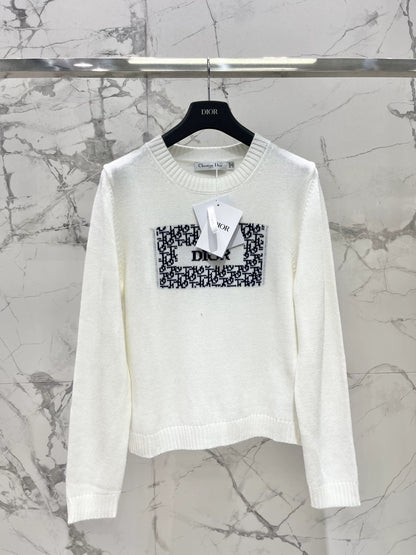 D 25 New letter-print cashmere and wool sweater.