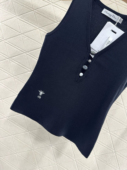 D 25 New Front Cutout Knit Vest