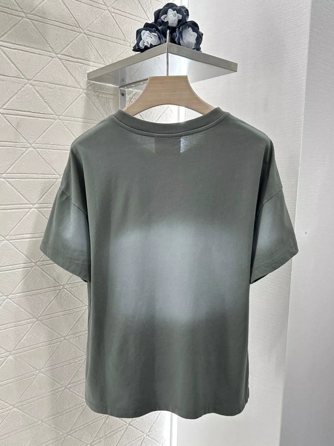 T-shirt à manches courtes et col rond avec motif totem brodé printemps/été LO 25 