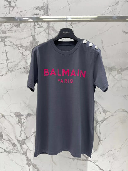 BA 25 Neues bedrucktes T-Shirt mit Knopfverzierung