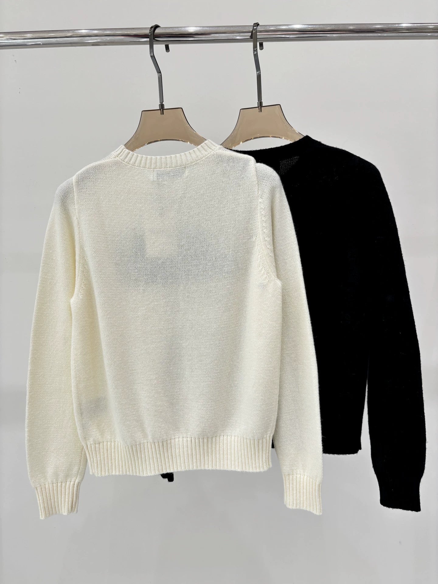 V 25 new letter jacquard round neck long sleeve knitted top(beige/pink)