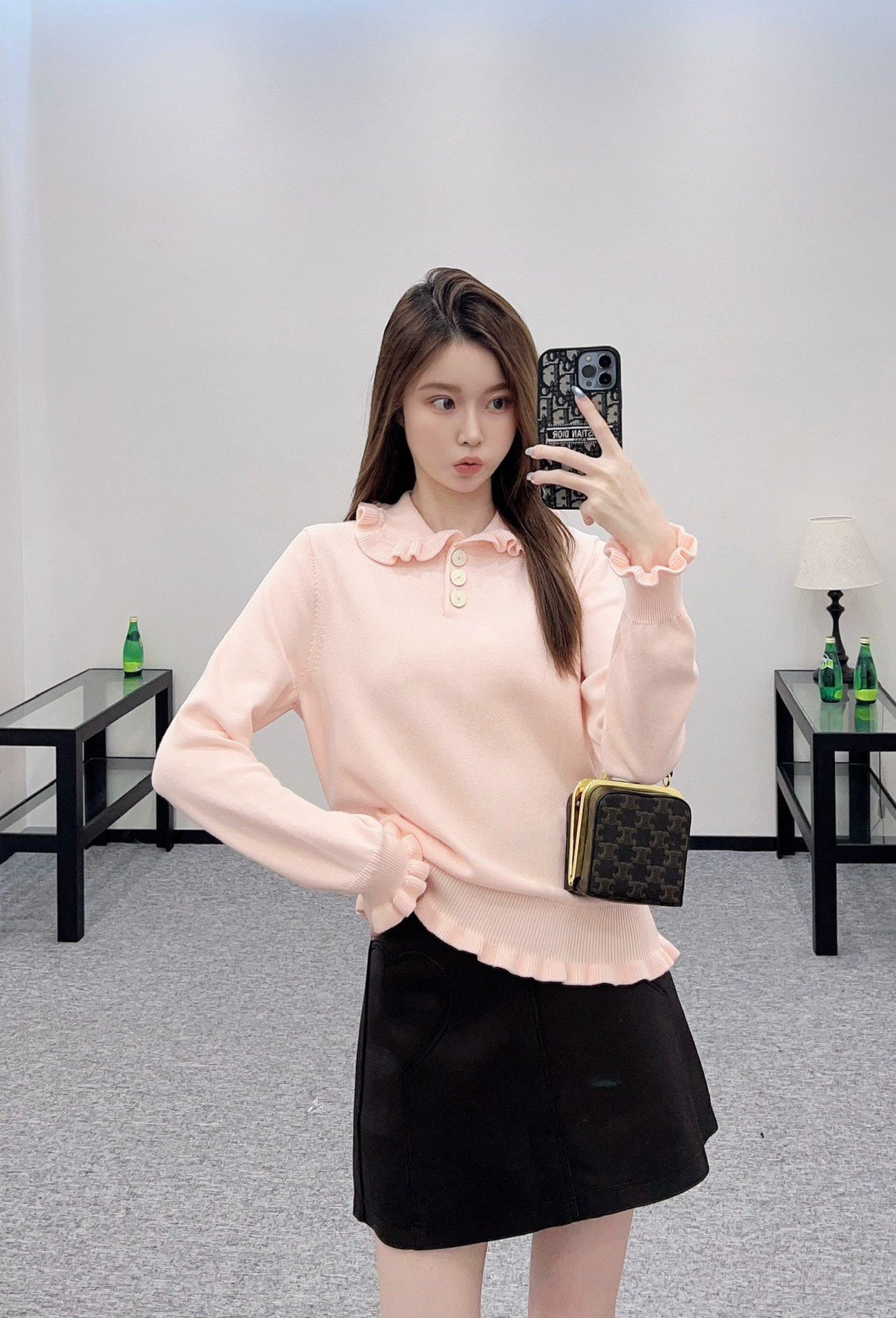 V 25 Long-sleeved knitted top with ruffled collar.