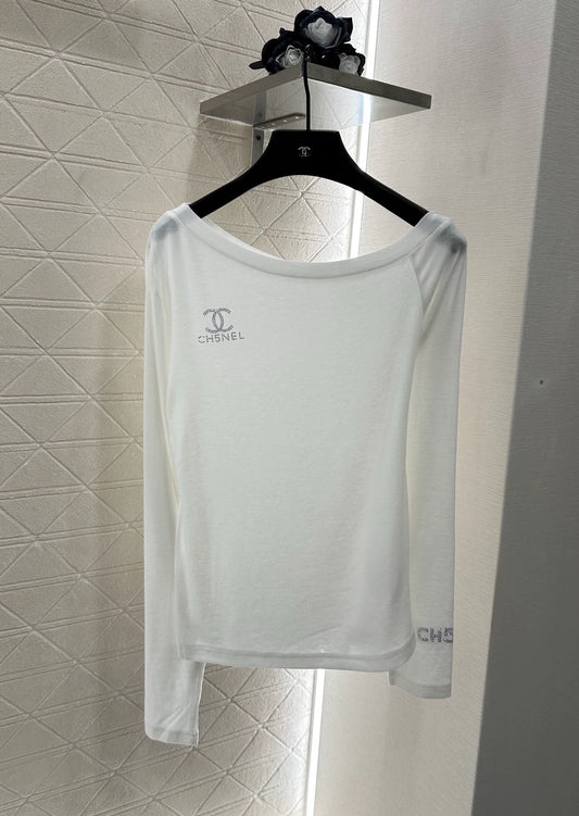 C 25 Slim-fitting, rhinestone-embellished, off-shoulder top.