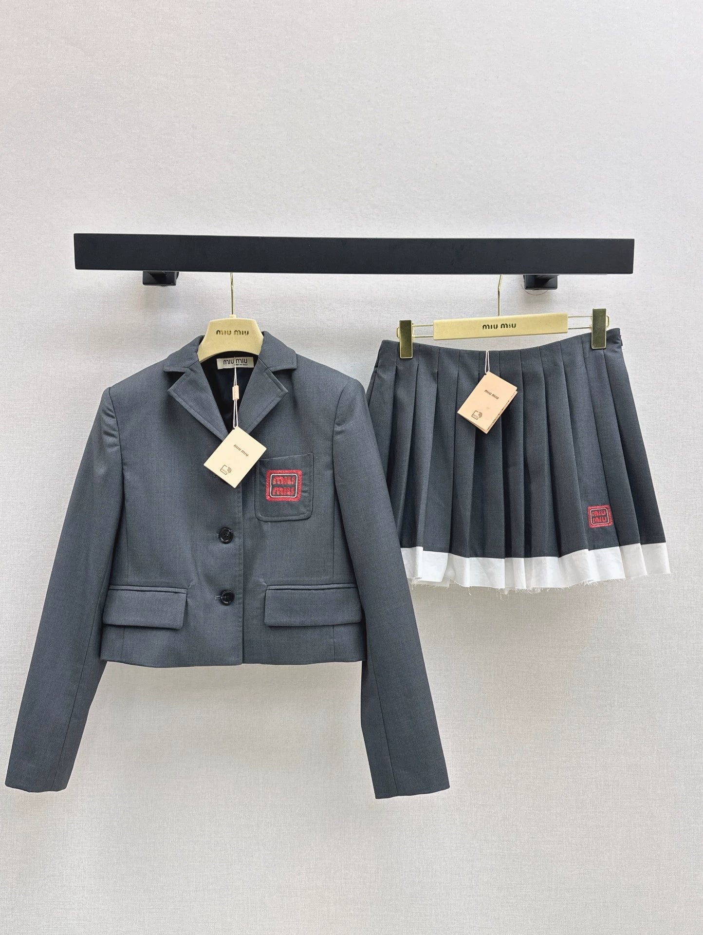 M 25 new age-reducing outfits Short suit jacket + contrasting color stitching pleated skirt
