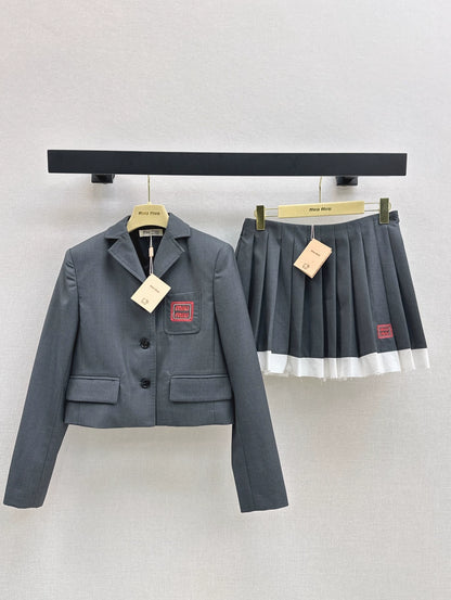M 25 new age-reducing outfits Short suit jacket + contrasting color stitching pleated skirt