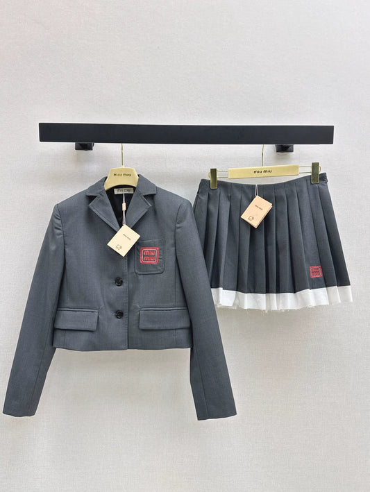 M 25 new age-reducing outfits Short suit jacket + contrasting color stitching pleated skirt