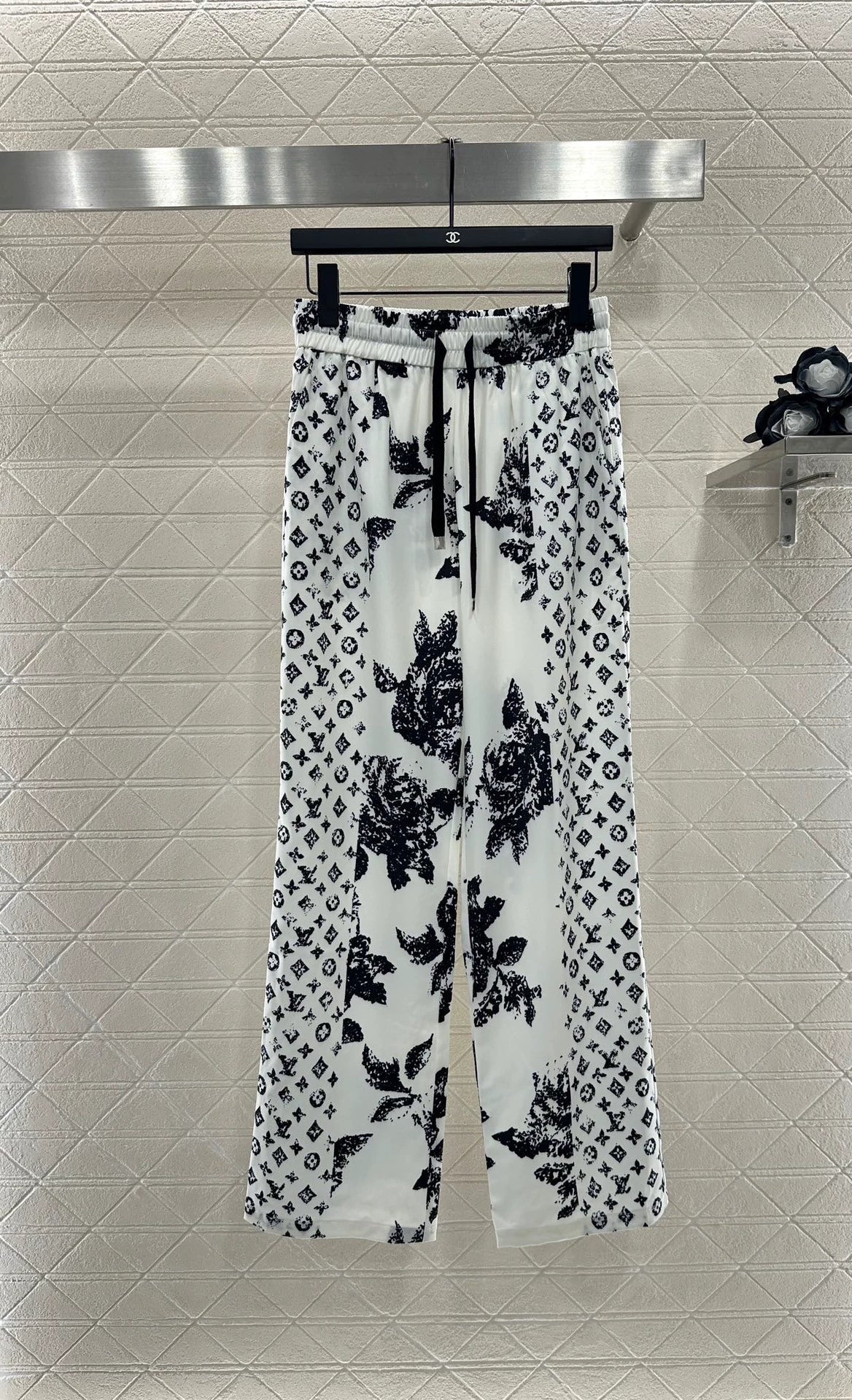 L 25 Printed drawstring trousers